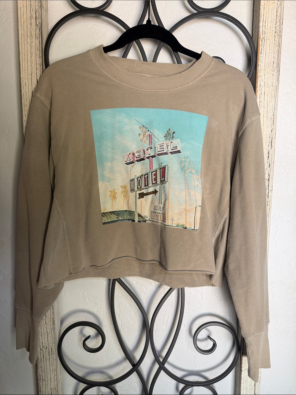 Colsie Beige Motel Cropped Crew Neck Sweatshirt | XS